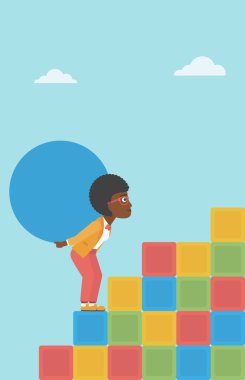 Kadın taşıma beton topu yokuş yukarı.