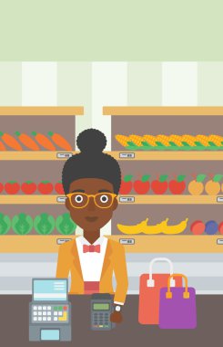 Kablosuz akıllı saati olan ödeme kadın.