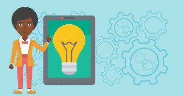 Büyük tablet bilgisayarda işaret eden kadın.