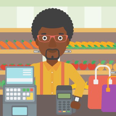 Ödeme kablosuz akıllı saat takan adam.