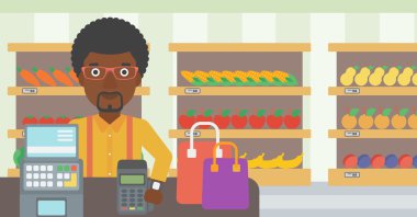 Ödeme kablosuz akıllı saat takan adam.