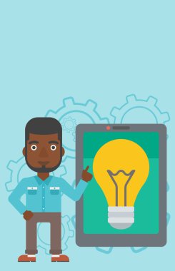 Büyük tablet bilgisayarda işaret eden adam.