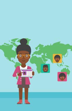 Kadın holding tablet ile sosyal ağ.