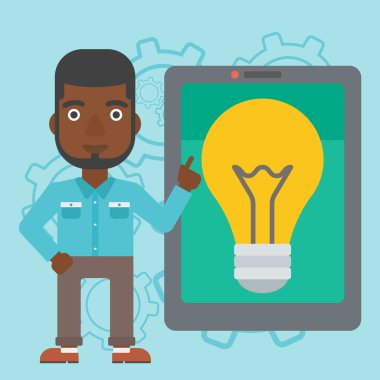 Büyük tablet bilgisayarda işaret eden adam.