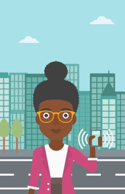 Zil telefon tutan kadın.