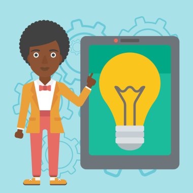 Büyük tablet bilgisayarda işaret eden kadın.