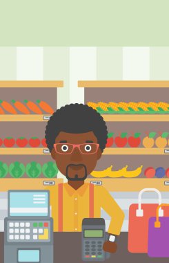 Ödeme kablosuz akıllı saat takan adam.