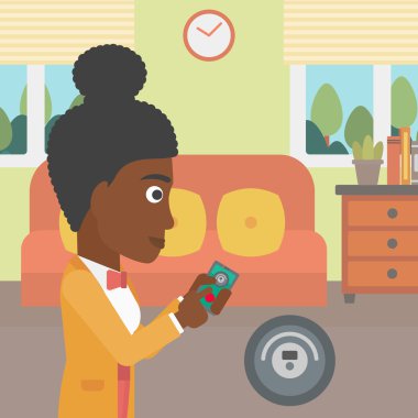 Elektrikli süpürge ile smartphone kontrol kadın.