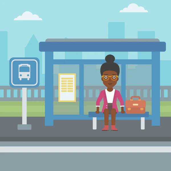 Mulher esperando por ônibus na parada de ônibus . —  Vetores de Stock