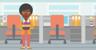 Klasörleri yığını tutan iş kadın.