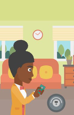 Elektrikli süpürge ile smartphone kontrol kadın.