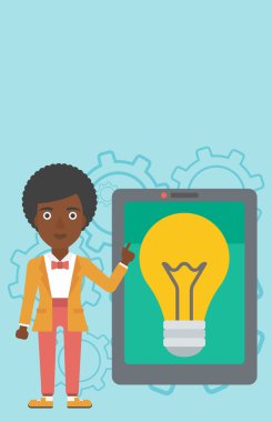 Büyük tablet bilgisayarda işaret eden kadın.