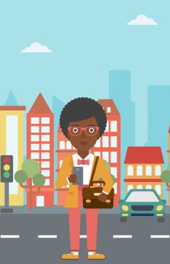 Akıllı telefon vektör çizim kullanan kadın.