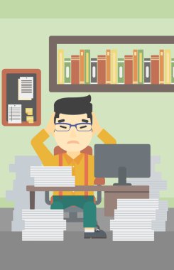 Umutsuzluk içinde iş adamı ofiste oturuyor.