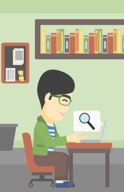 İşadamı laptopuyla çalışıyor..