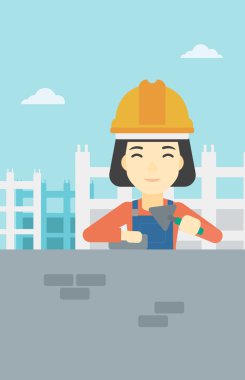 Duvarcı ustası spatula ve tuğla ile.