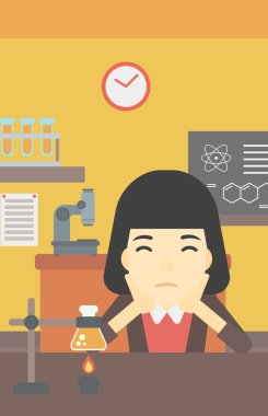 Laboratuar sınıfında çalışan kız öğrenci.