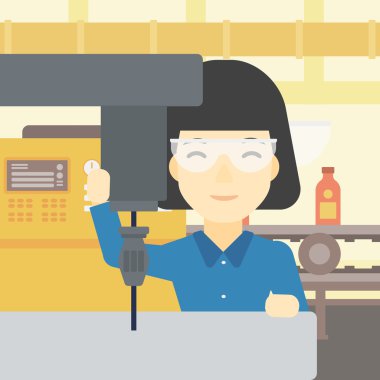 Freze Makinası üzerinde çalışan kadın.