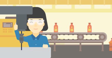 Freze Makinası üzerinde çalışan kadın.