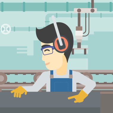 Metal basın makinede çalışan adam.