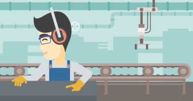 Metal basın makinede çalışan adam.