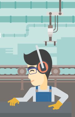 Metal basın makinede çalışan adam.