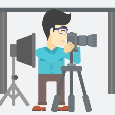 Fotoğrafçı ile fotoğraf makinesi tripod üzerinde çalışma.