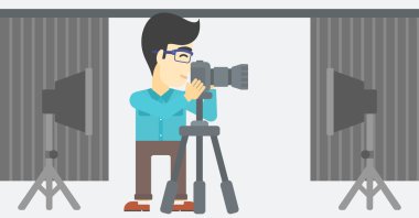 Fotoğrafçı ile fotoğraf makinesi tripod üzerinde çalışma.