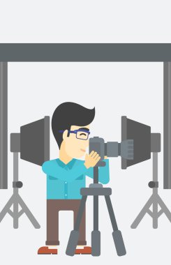 Fotoğrafçı ile fotoğraf makinesi tripod üzerinde çalışma.