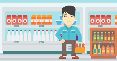 Adam süpermarkette bira paketiyle.