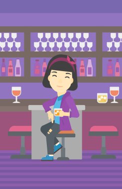 Barda oturan kadın..