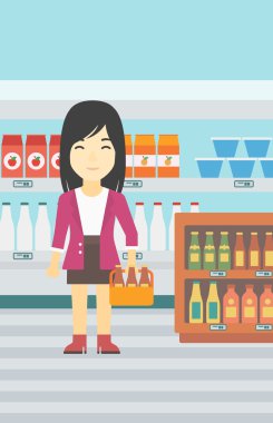 Kadın süpermarkette bira paketiyle.