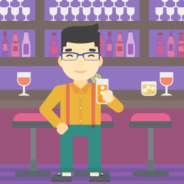 Barda portakal kokteyli içen adam.