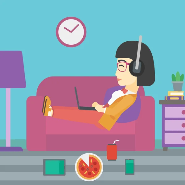 Femme couchée sur le canapé avec de nombreux gadgets . — Image vectorielle