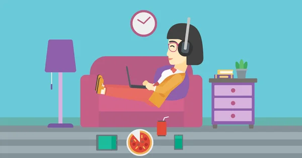 Femme couchée sur le canapé avec de nombreux gadgets . — Image vectorielle