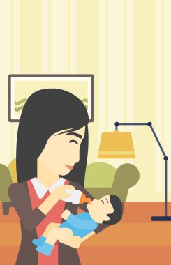 Annesi bebeğini besliyor.