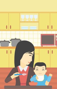 Annesi bebeğini besliyor.