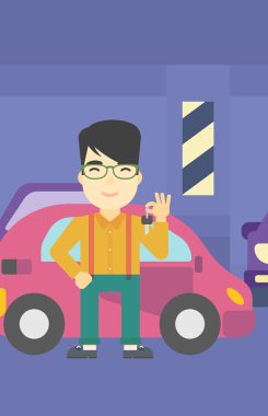 Yeni arabasının anahtarları tutan adam.