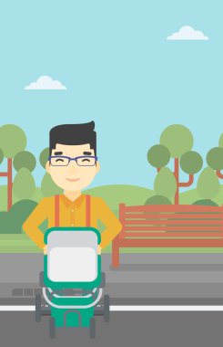 Bebek arabasıyla yürüyen baba.