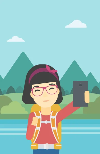 Mujer con mochila haciendo selfie . — Vector de stock