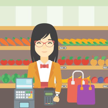 Kablosuz akıllı saati olan ödeme kadın.