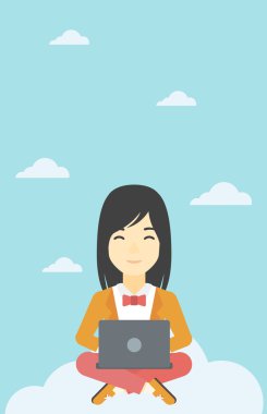 Bulut bilgisayar teknolojisi kullanan kadın.