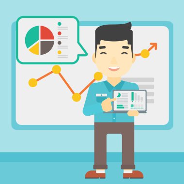 Bir dizüstü bilgisayarda rapor sunma işadamı.