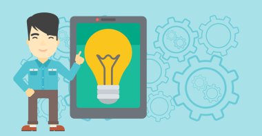 Büyük tablet bilgisayarda işaret eden adam.