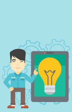 Büyük tablet bilgisayarda işaret eden adam.