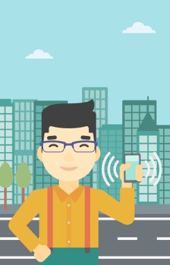 Zil telefon tutan adam.