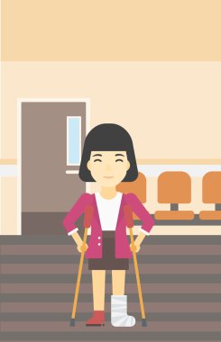 Kırık bacak ve koltuk değneği olan kadın.