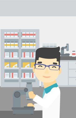 Laboratuar asistanı ile mikroskop.