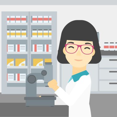 Laboratuar asistanı ile mikroskop.