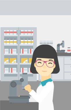 Laboratuar asistanı ile mikroskop.